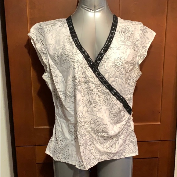 SALE!! ⚡️host pick⚡️ maternity top breast feeding top size 46. 2 - Picture 2 of 9